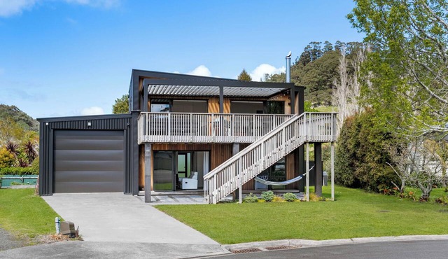 The Cove Escape - Cooks Beach Holiday Home in Cooks Beach