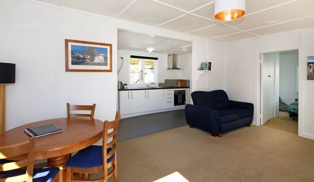 THE CRIB - MARLBOROUGH BACH, family friendly in Green Bay in Waikawa