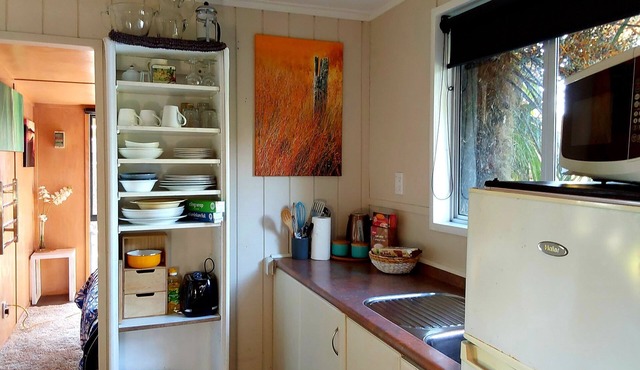 The Ducks Nest Cabin . Beachside unique farm stay. Privacy. White sandy beach. in Whakamarama