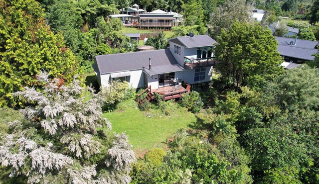 The Enclave - Lake Tarawera Views, Sleeps 6