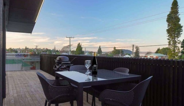 The Fairlady - Lake Views, Executive, Sleeps 4