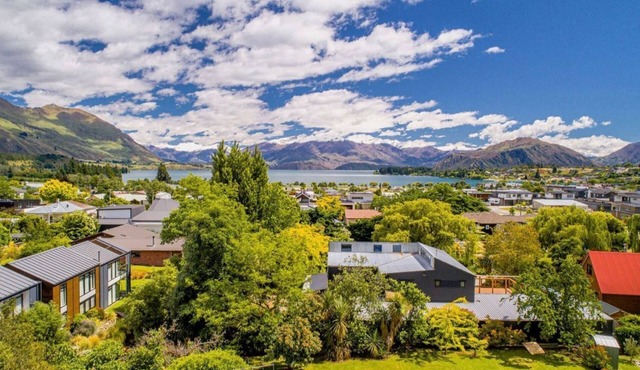 The Gingerbread Chalet: Huge Alpine & Lake Wanaka views in Wānaka