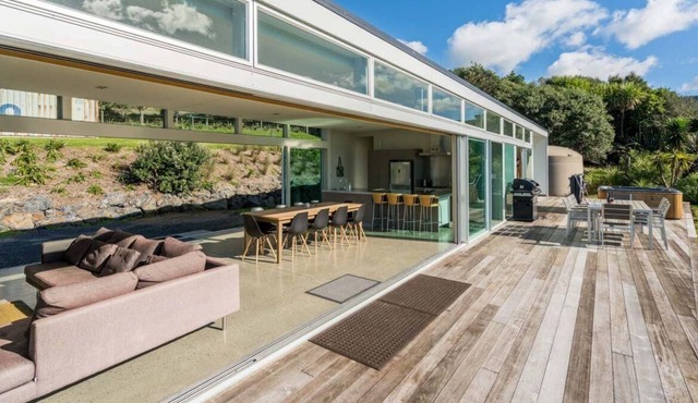 The Glass House - Modern, pet-friendly designer holiday home with spectacular views and spa pool