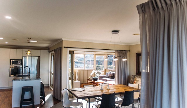 The Grove - Lake Taupo Holiday Home in Taupo