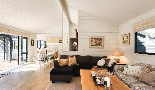 The Heart of Hahei, a modern and central home only steps away from shops/beach in Hahei