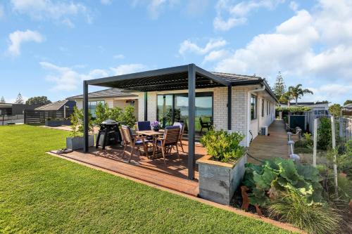 The Leading Light - One Tree Point Holiday Home