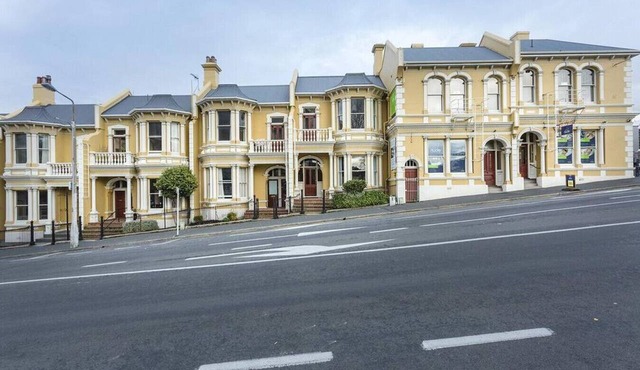 The Library House - Luxury Townhouse in Dunedin