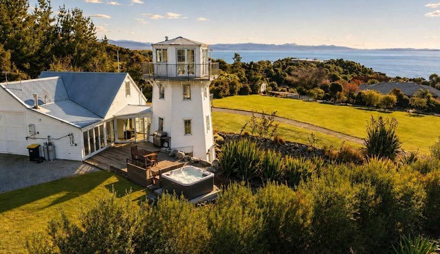 The Lighthouse at Ligar Bay - Romantic Coastal Escape with Spa in Ligar Bay