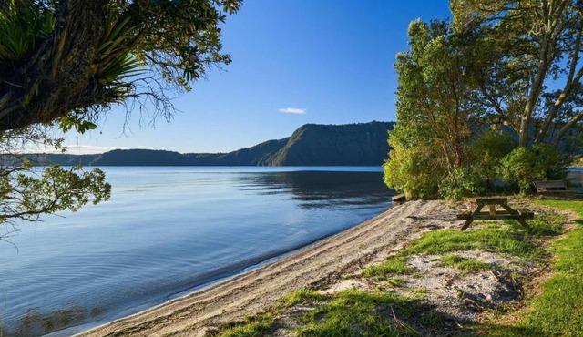 The Lion House - Rotoiti Lakefront Beach & Jetty in Rotoiti