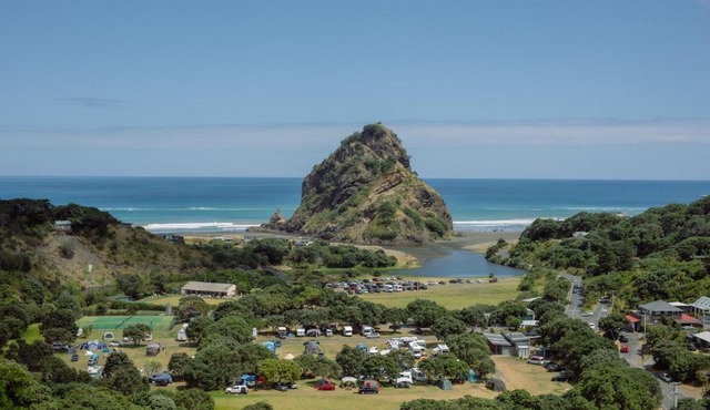 The Little Louise's Luxury Romantic Retreat with Iconic Piha Views in Piha