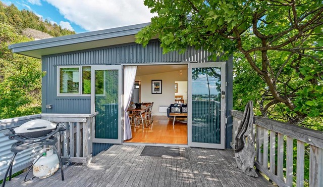 The Lookout - Sweeping Tasman Bay Views, Walk to CBD & Trails in Nelson