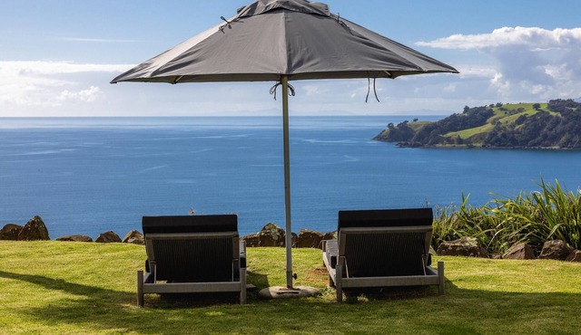 The Point - Luxury & Ocean Views with 4 bedrooms and spa pool