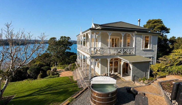 The Sanctuary - Hot Tub & Huruh Bay Views