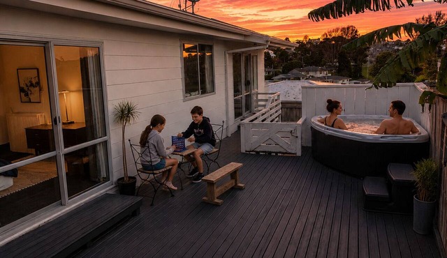 The Sheriff’s Cabin - Spa & Views in Otumoetai, Tauranga