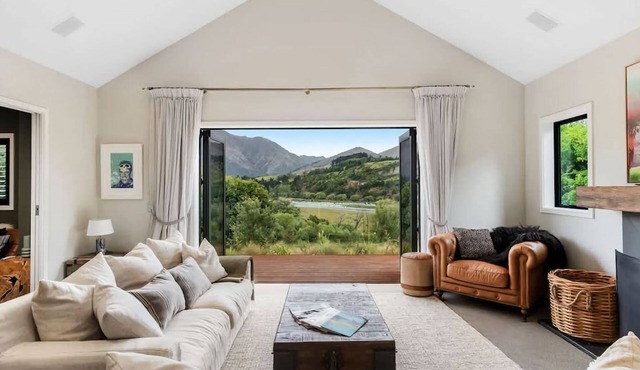 The Stowaway - This lodge-inspired home is where comfort meets style. in Queenstown
