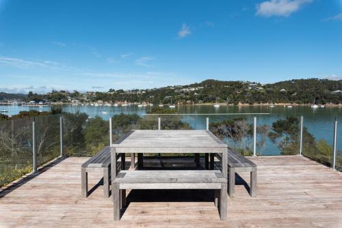 The Tide Watcher - Okiato Holiday Home in Okiato