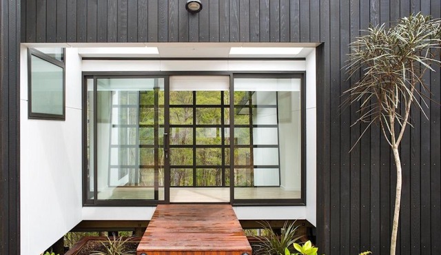 The Treehouse - Kaiteriteri Holiday Home in Ngaio Bay