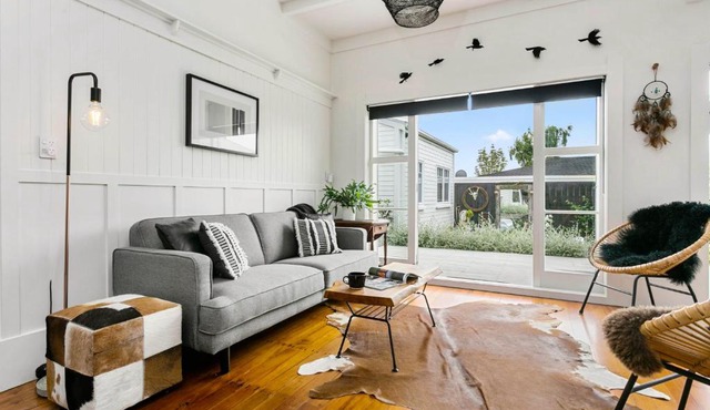 The White House A stylish bungalow with 2 bathrooms and easy walk to town in Cambridge