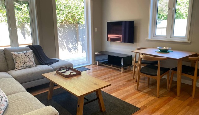 Tinakori Village Oasis - Renovated apartment in a charming heritage building in Wellington