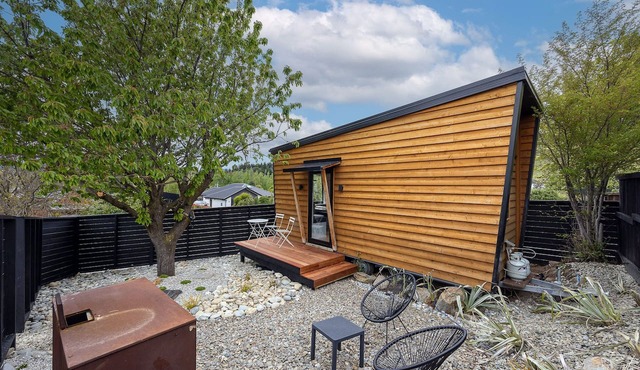 Tiny house - big fun! Mountain views, private garden, indoor & outdoor fires. in Wānaka