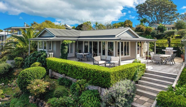 Tiri Heights - Elegant Coastal Retreat