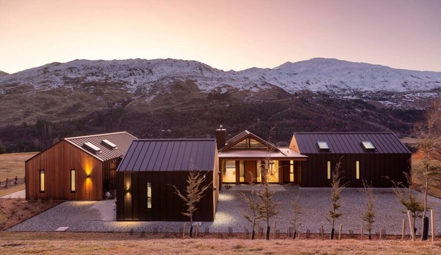 Toka Lodge | Spa Pool | Sleeps 8 | Uninterrupted Mountain Views in Queenstown