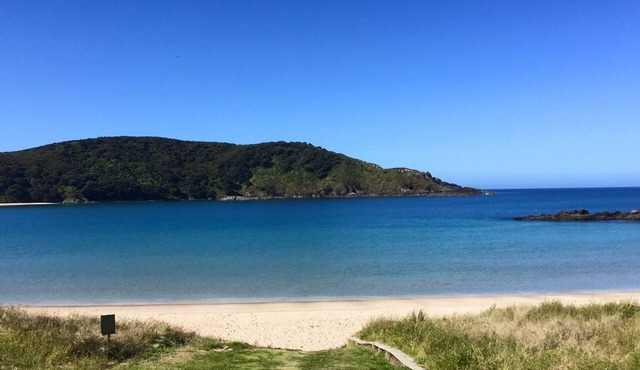 Tokerau Family Bach - 4 bedrooms, 2 bathrooms, beach 2 mins walk, pets allowed.