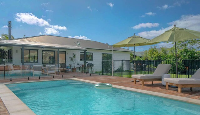 Torea Poolside Retreat – Family Summer Living in Matakana in Matakana