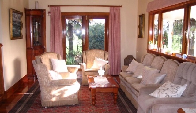Tranquil Farmhouse Getaway - 10 Min Drive to Town