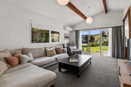 Tranquil Hideaway - Lake Okareka Holiday Home in Rotorua