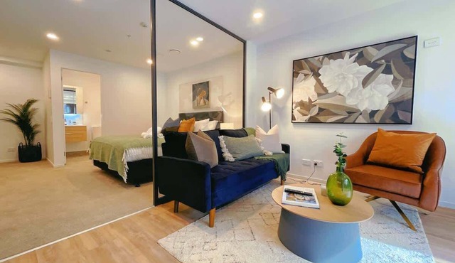 Tree-Lined Parkside Holiday Studio with Pool & Gym
