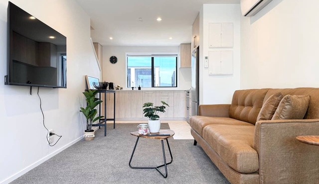 Tuam city townhouse with a standing desk in Christchurch in Christchurch