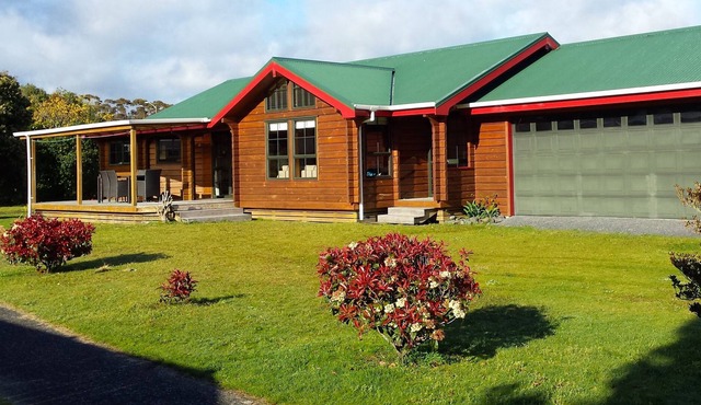 TUI RETREAT - MATARANGI HOLIDAY HOME, family friendly in Rings Beach in Matarangi