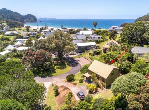 Tuis Grove - Onemana Holiday Home