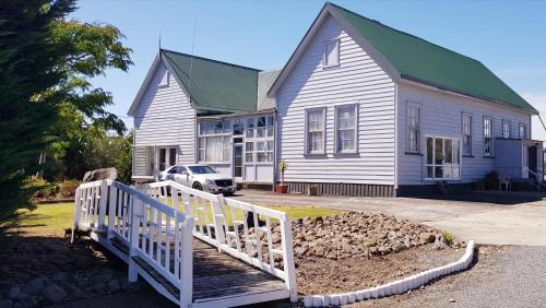 Two large Interconnecting Guest-Wing Apartments at WHARE KURA the 150-yr-old Aratapu School House