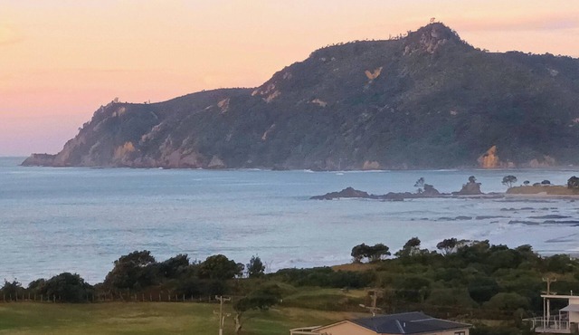 Two minutes to the blue pacific ocean. Enjoy big sunny ocean views