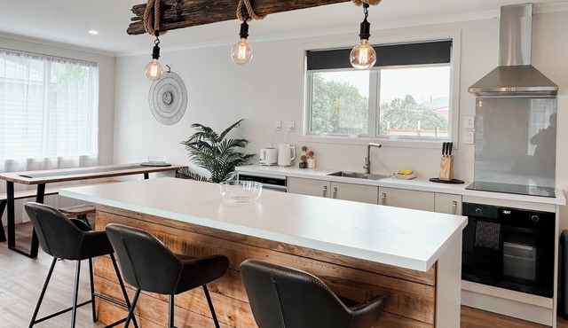 Two One Two - relaxed and beautifully presented beach house in Hokitika