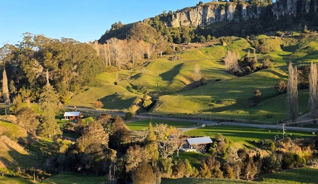 Two Private Riverside Cabins Groups up to 10 in Mangaotaki