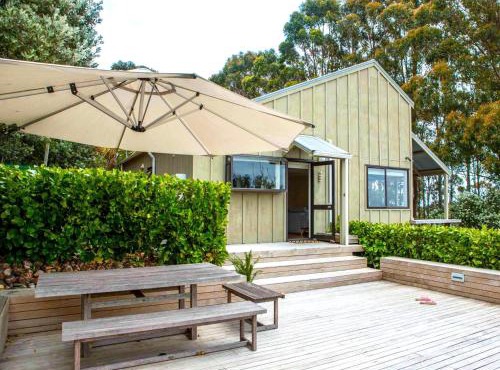 Two Rooms Onetangi - Onetangi Holiday Home in Auckland