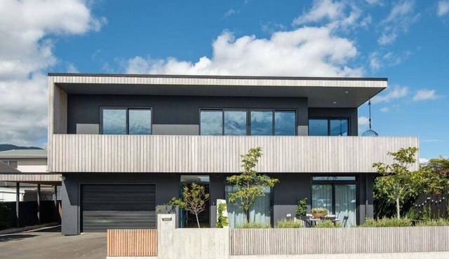 Urban Art House - City Retreat with Spa Pool & Walk to Town in Nelson