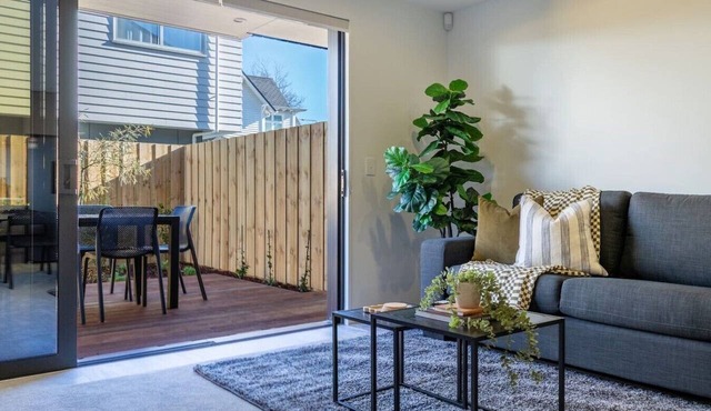 Urban Gated Townhouse - Patio + Parking w/EV in Christchurch