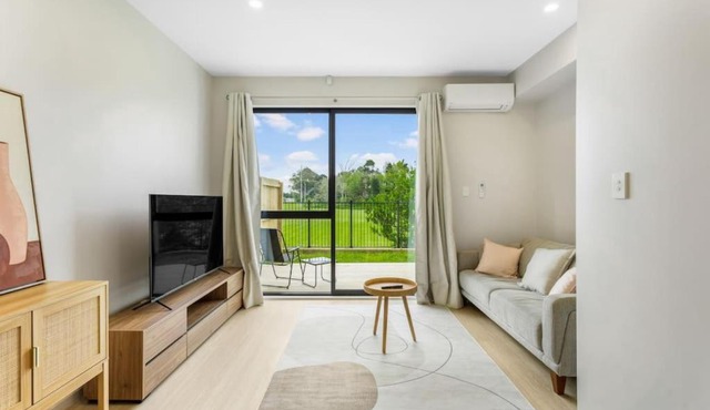 Urban Glow Townhouse with parking in Auckland