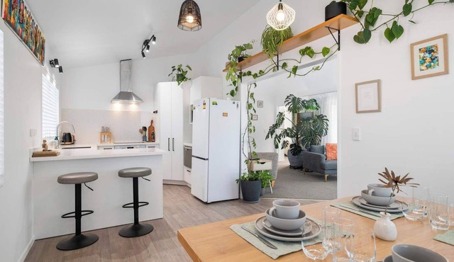 Urban Nook - Stylish Two Bedroom Hideaway