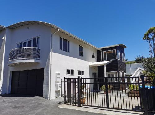 Urban Retreat 4BR - Private Central Spacious Family-friendly