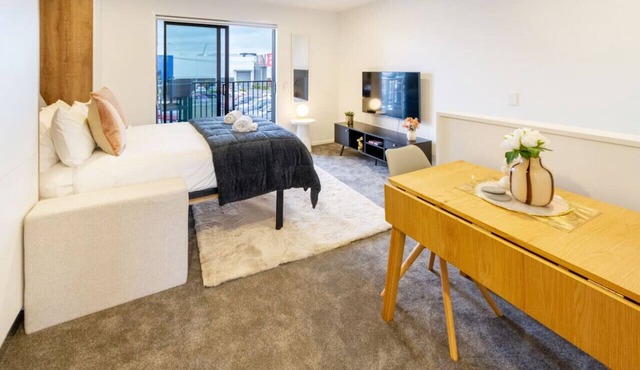 Urban Retreat at 8 Wilmer: Upper Level Studio Gem in Christchurch