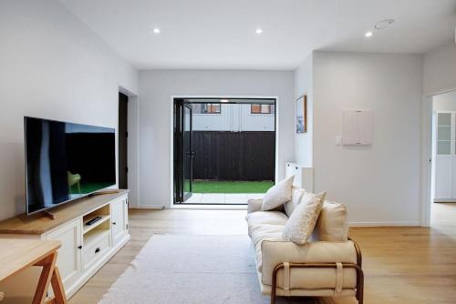 Urban Vogue Escape with Parking and Air-con in Auckland