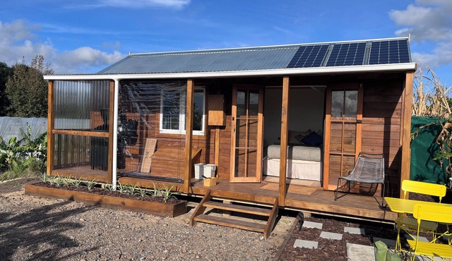 Uretiti Paradise - cozy off-grid cabin in tropical fruit farm by the beach