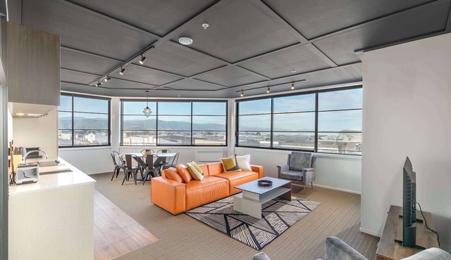 Vibrant 3BR Petone Stay w Foosball & Harbour Views