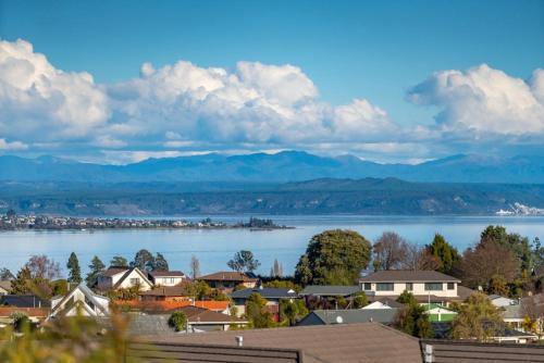 View from the Top - Lake & Mountain Views, Close to Town! in Taupo