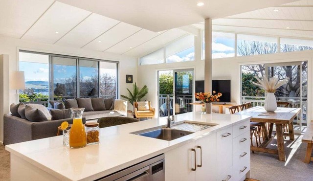 Views on Beachman - pet friendly with lake views in Taupo